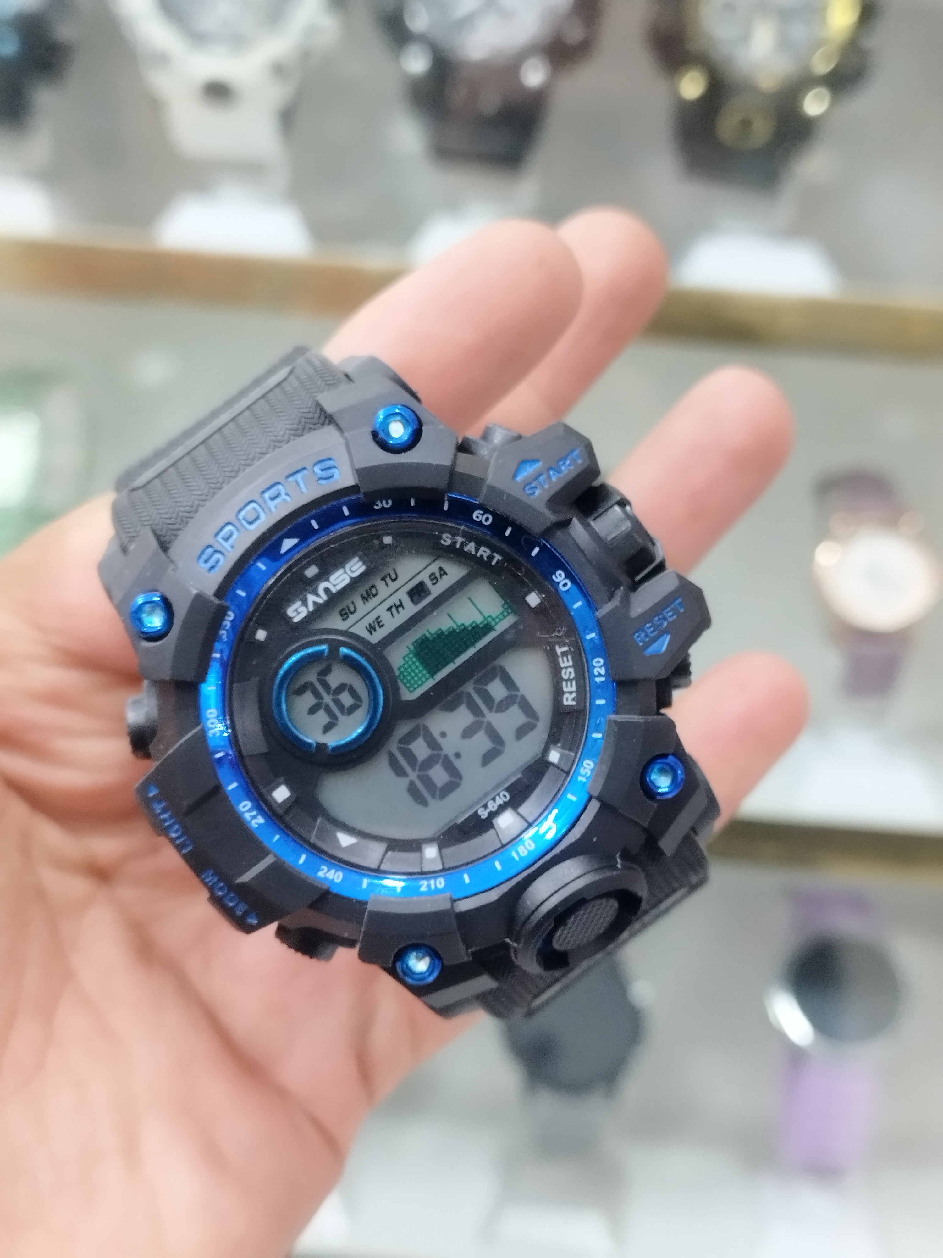 ساعت جیشاک مردانه دیجیتال دارای آلارم چراغ شبنما کرنومتر تاریخ پشت پیچ ضدآب همراه با جعبه رایگان و باتری اشانتیون