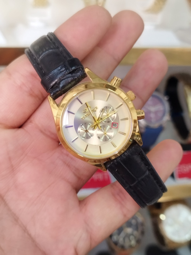 ساعت مچی زنانه الگانس ارسال رایگان تقویم دار طرح 3موتور بند چرم رنگ ثابت ضد آب همراه با باتری اشانتیون و جعبه رایگان