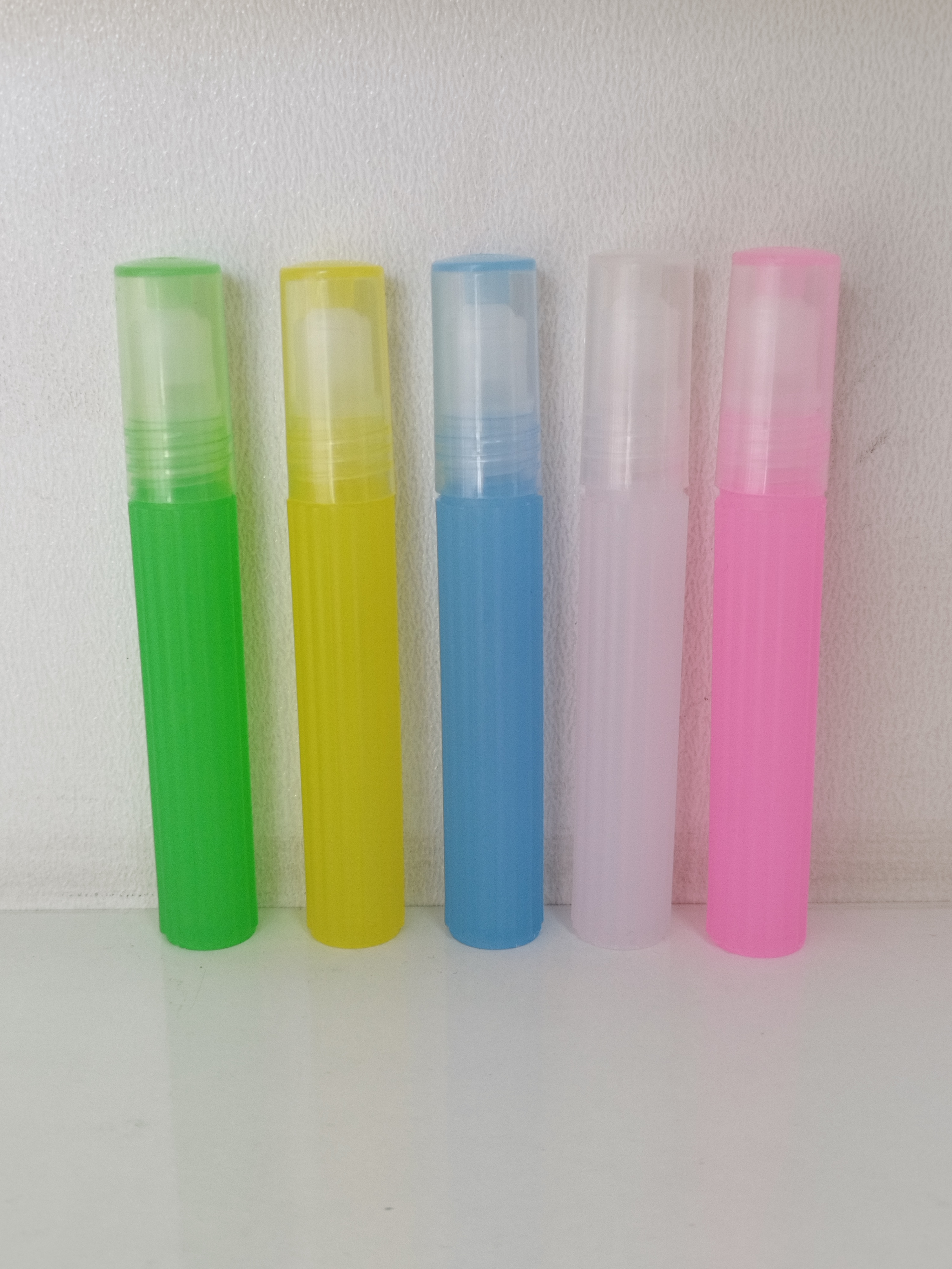 عطر سلن دیون با رایحه خنک در این عطر می توان به گل ابریشم ، سیب سرخ ، رز ، یاس، مگنولیا ، مشک ، کهربا، چوب صندل سفید اشاره کرد شیشه قلطکی2گرمی