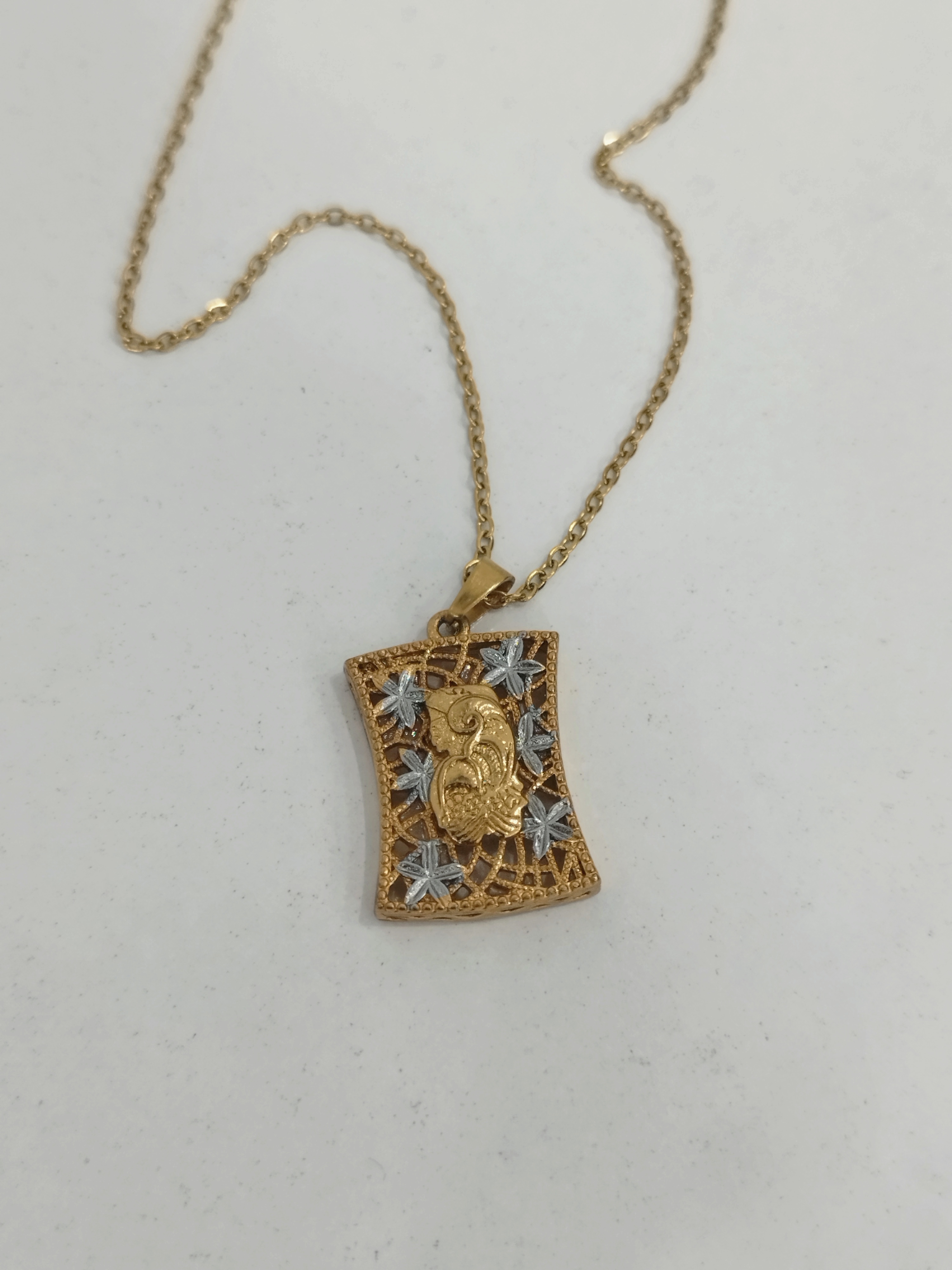 گردنبند رخ طرح طلا زنانه و دخترانه استیل رنگ ثابت خاص و زیبا طول زنجیر 50 سانت پلاک 1.5 در 2.5