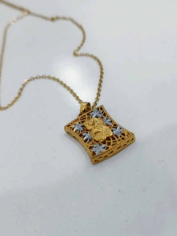 گردنبند رخ طرح طلا زنانه و دخترانه استیل رنگ ثابت خاص و زیبا طول زنجیر 50 سانت پلاک 1.5 در 2.5