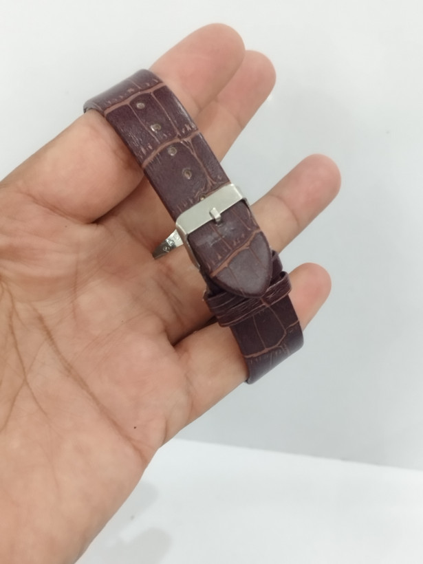 ساعت مردانه بند چرمی اسپرت کارکرده میباشد